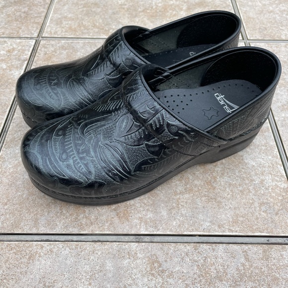 Dansko PROFESSIONAL TOOLED LEATHER CLOG - Picture 1 of 7